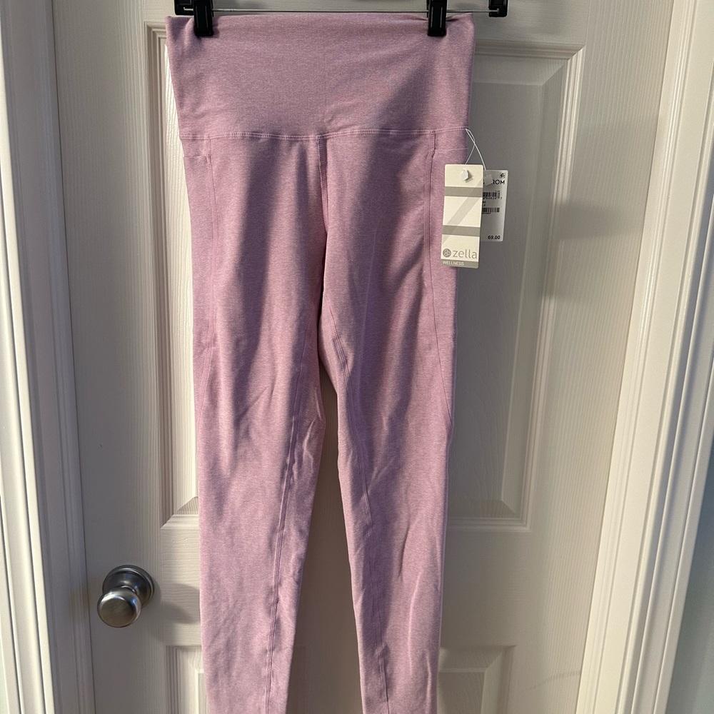 Womens Zella leggings with side pockets.